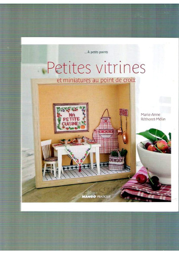Petites vitrines et miniatures au point de croix