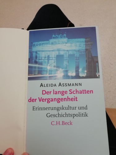 Der lange Schatten der Vergangenheit: Erinnerungskultur und Geschichtspolitik