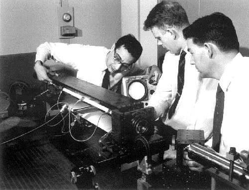 An illustrated dictionary of optoelectronics and photonics: Important terms and effects